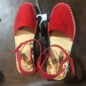 Brand new red shoes❣️👠 size 8 & has memory foam!